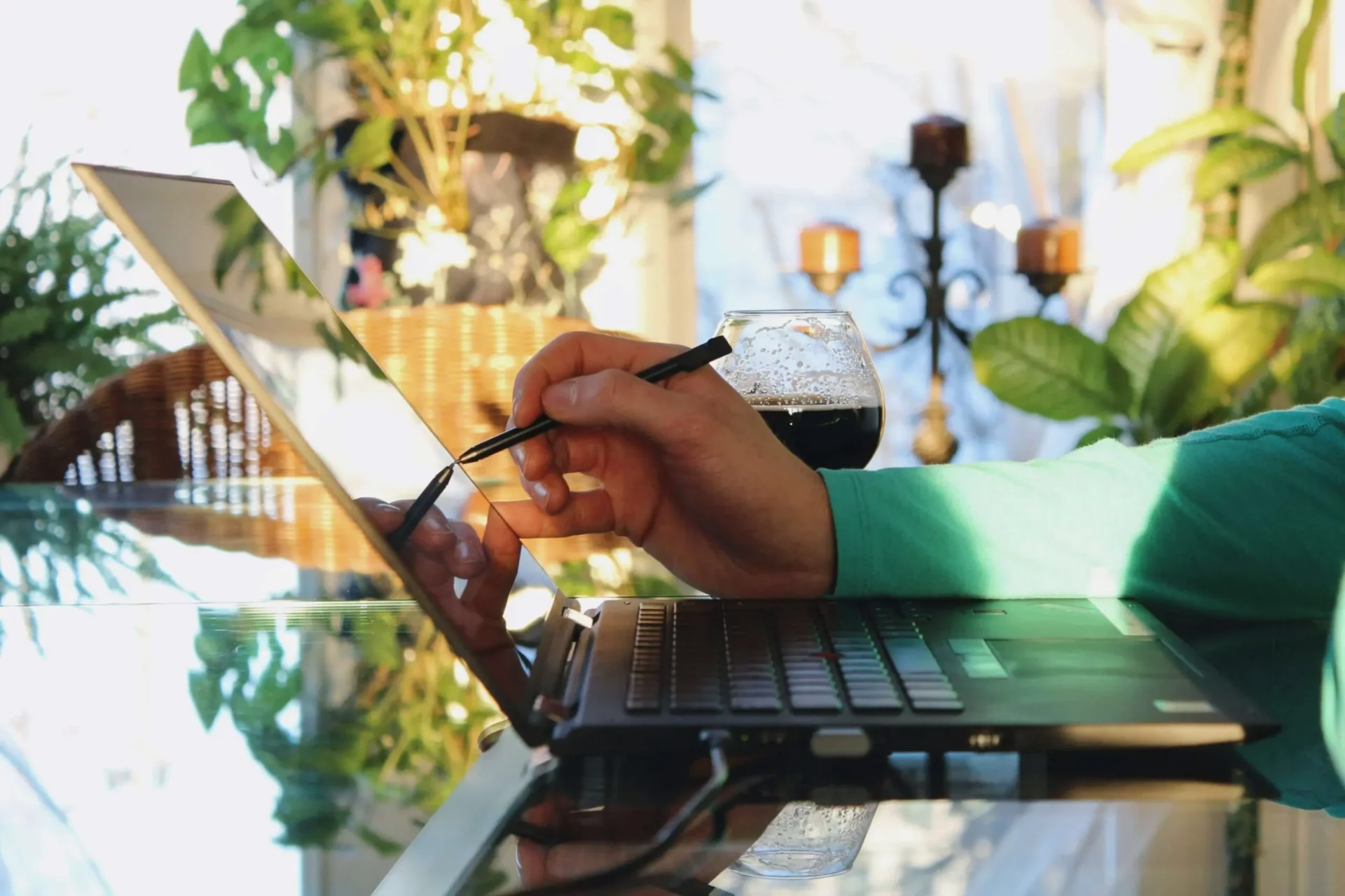 Touchpen auf Laptop